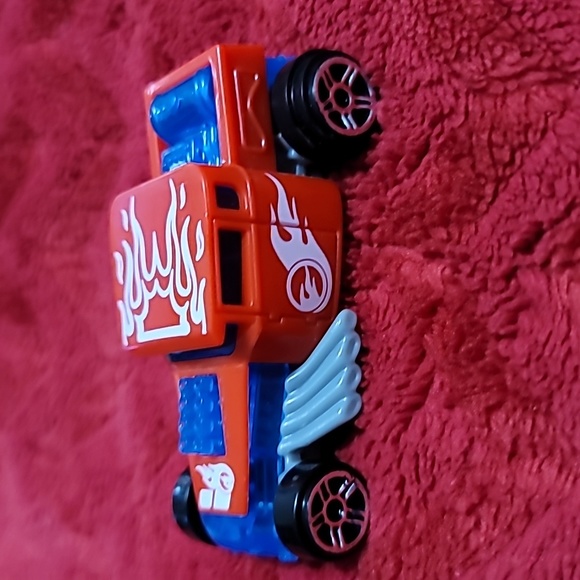 2015 Hot Wheels Bone Shaker Red Blue Plastic Body Toy - Picture 4 of 5